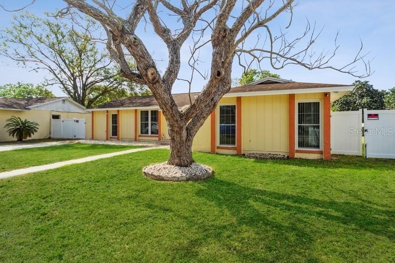 432 Bonnie View Dr., Valrico, FL 33594