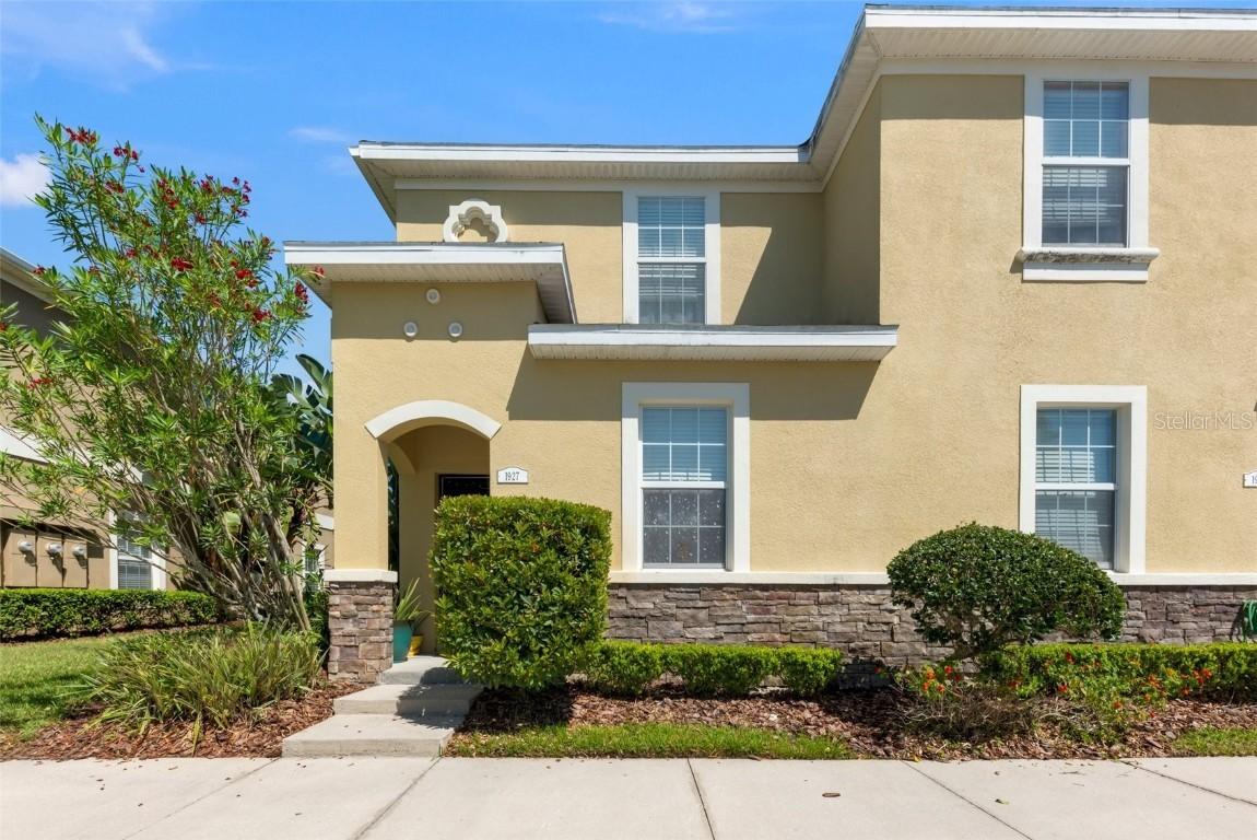 1927 Greenwood Valley Dr., Plant City, FL 33563