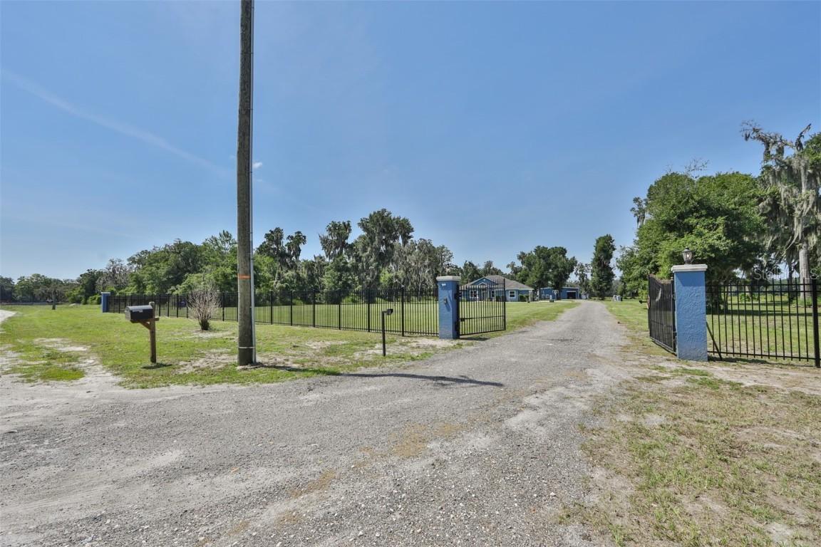 1651 Berry Farm Rd., Lithia, FL 33547