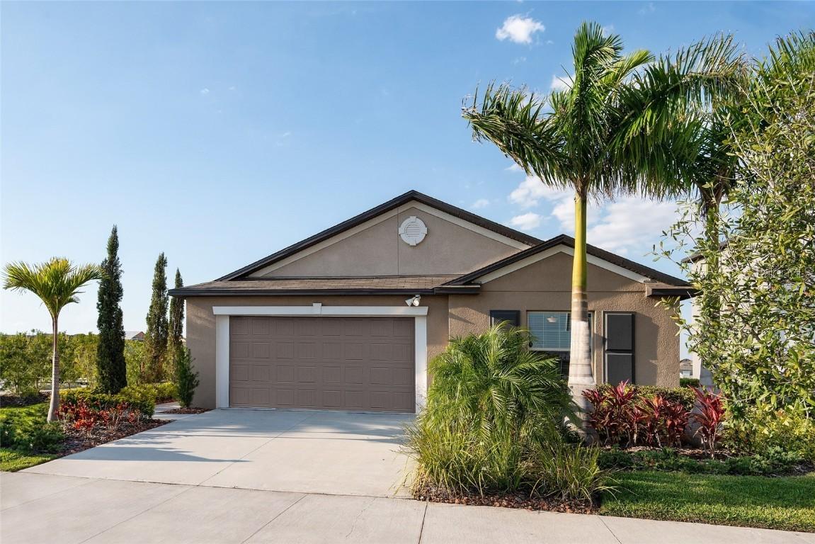 5472 Blue Azure Dr., Wimauma, FL 33598