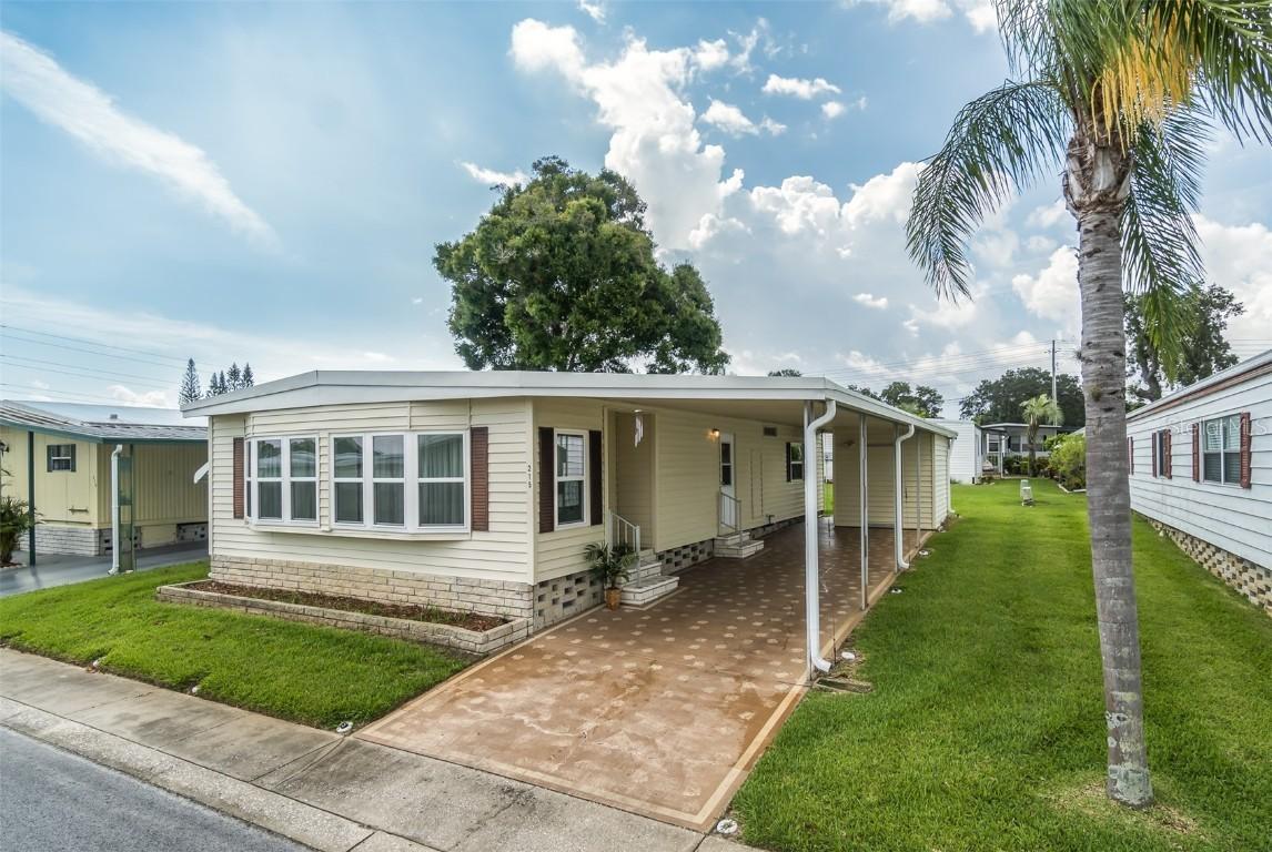 215 Red Maple Dr., Palm Harbor, FL 34684