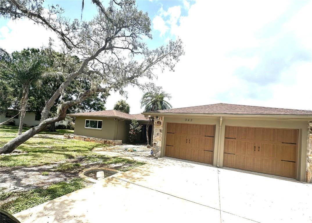 945 Bayshore Dr., Tarpon Springs, FL 34689