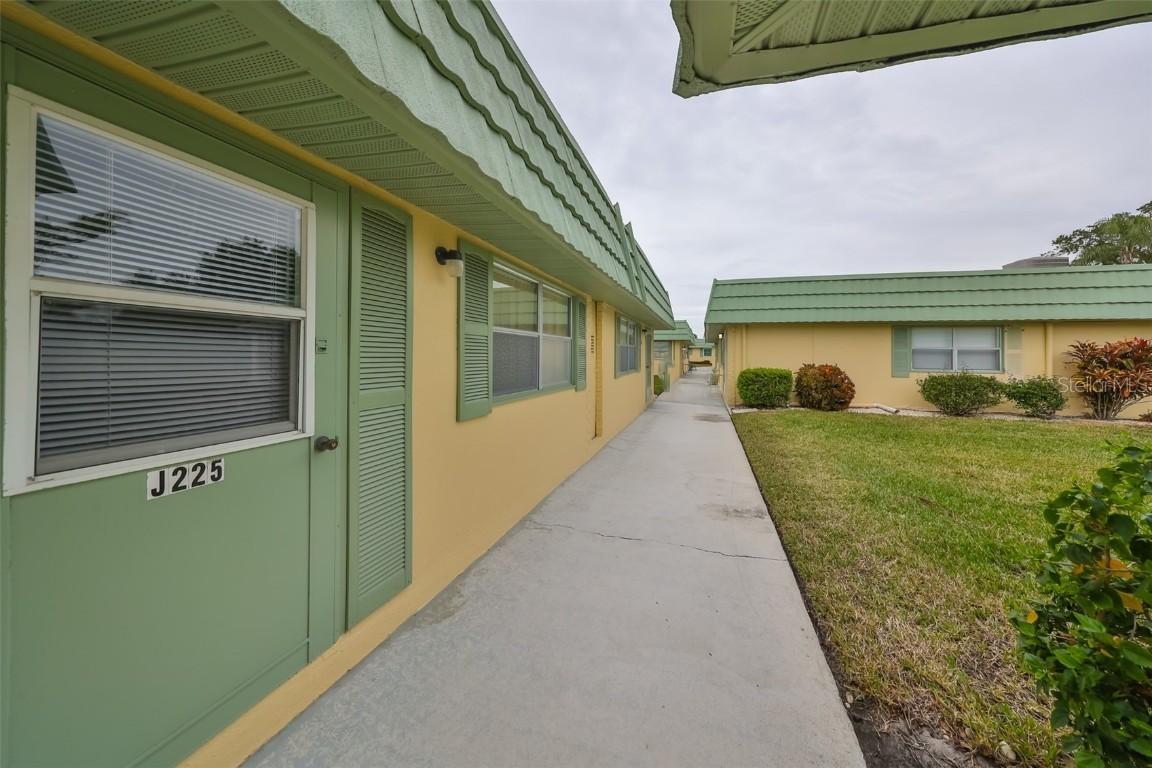 102 Cambridge Tr. #225, Sun City Center, FL 33573