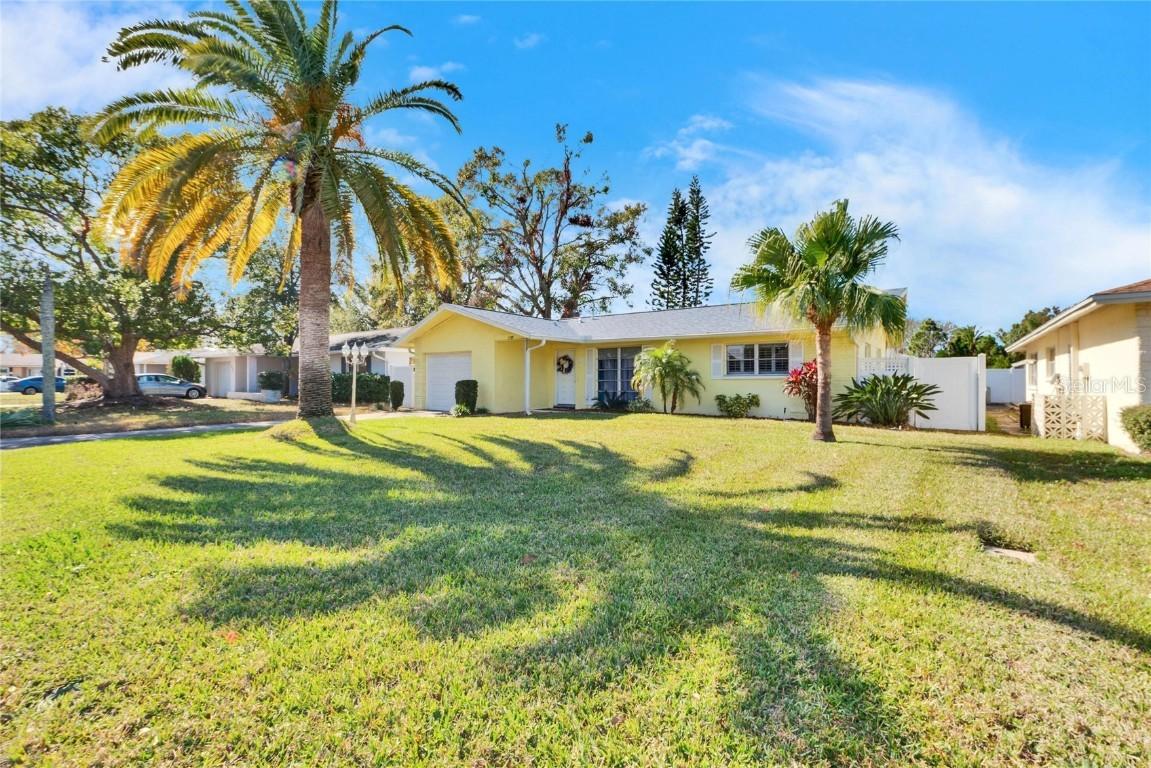 2589 Redwood Cir., Clearwater, FL 33763
