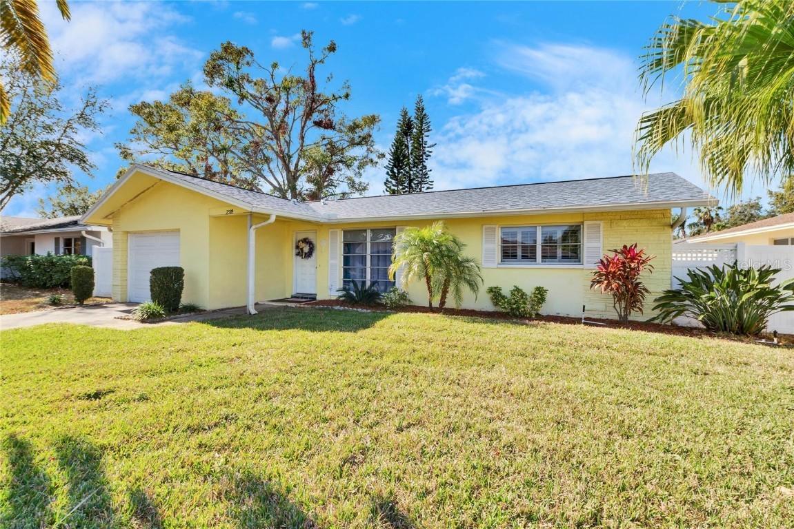 2589 Redwood Cir., Clearwater, FL 33763