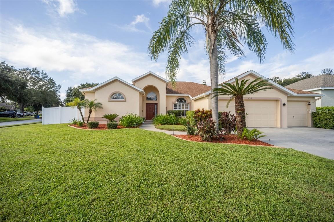 4709 Red Warbler Ln., Valrico, FL 33596