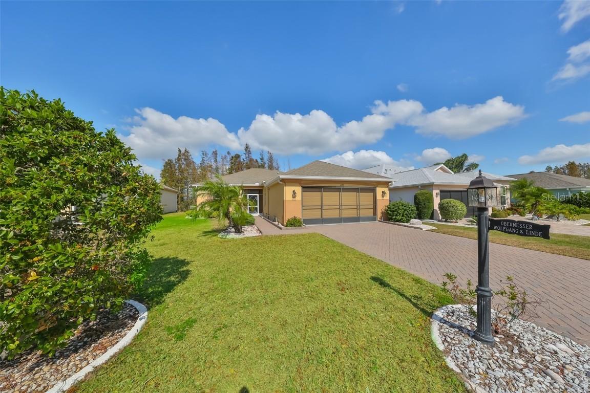 1123 Emerald Dunes Dr., Sun City Center, FL 33573