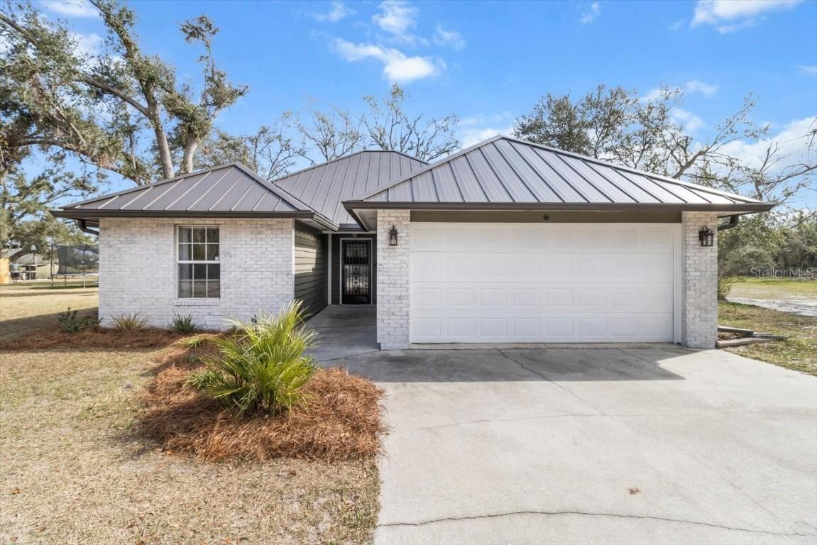 329 SE Kachina Ave., Lee, FL 32059