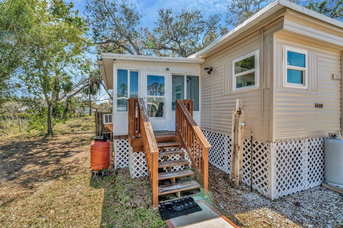 1608 Thrush Dr., Zephyrhills, FL 33540