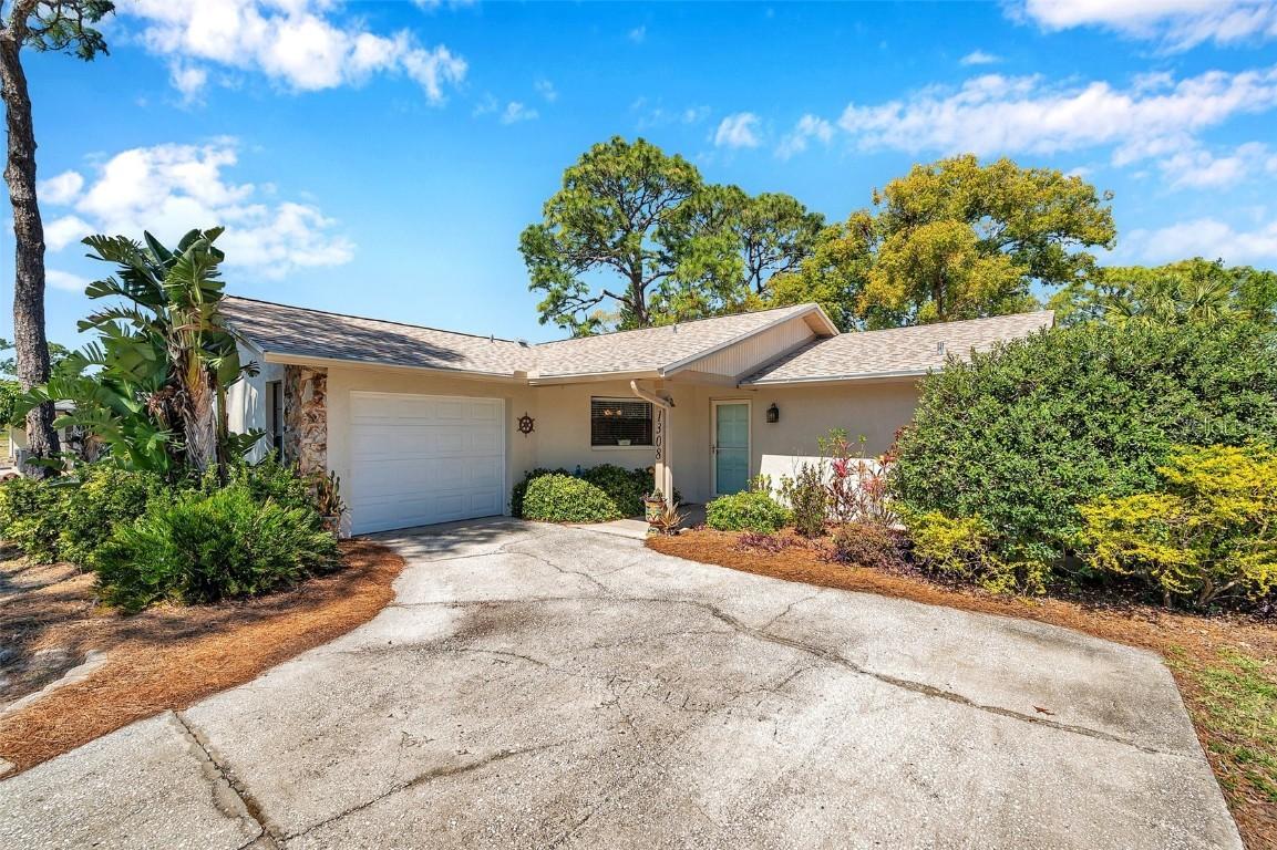 1308 Gulfview Woods Ln., Tarpon Springs, FL 34689