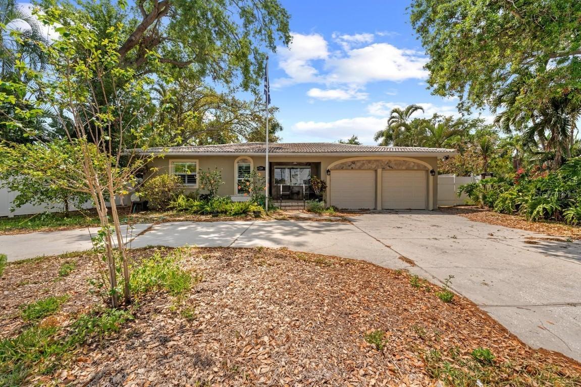219 Rialto Way, St Petersburg, FL 33704