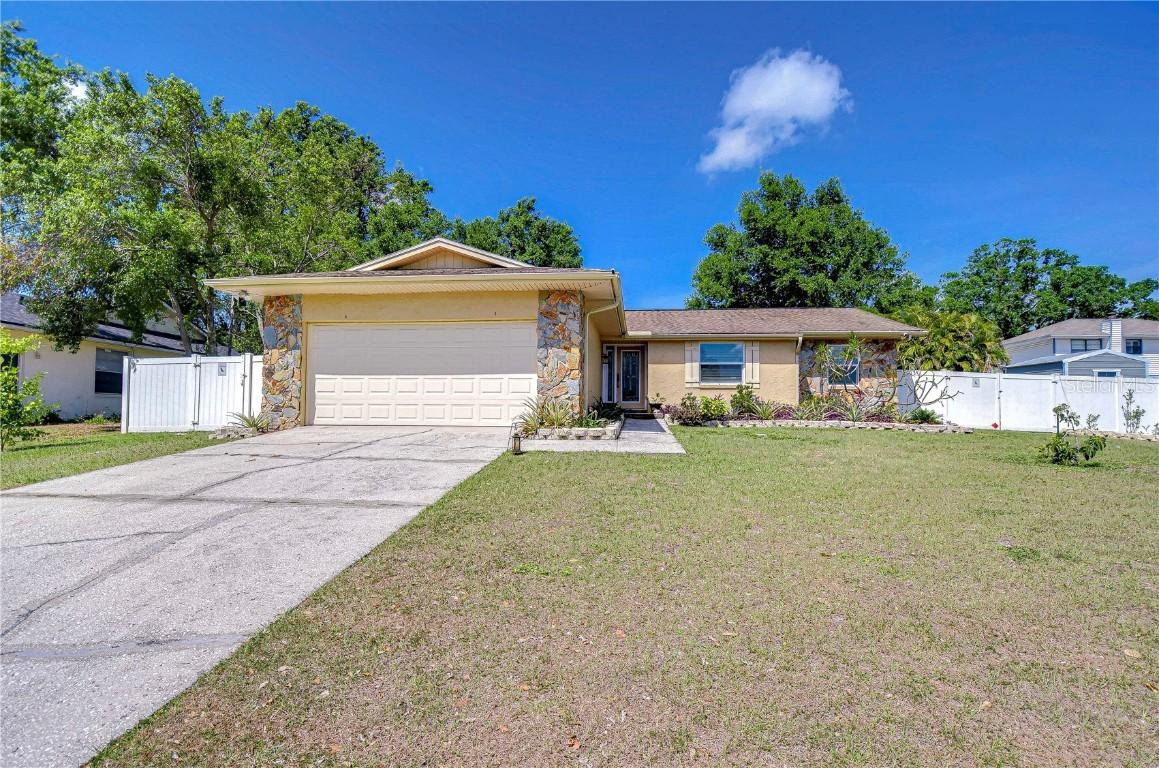 910 Black Knight Dr., Valrico, FL 33594