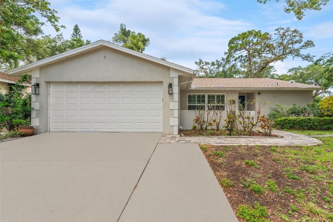 25 Harbor Oaks Cir., Safety Harbor, FL 34695