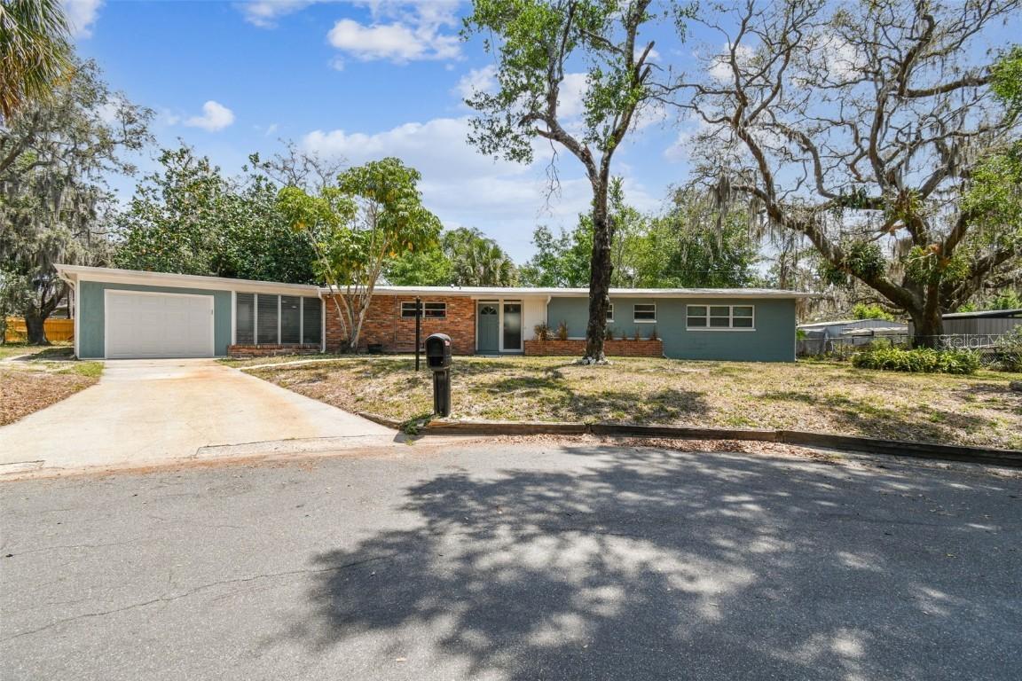 422 Dunedin Cir., Temple Terrace, FL 33617