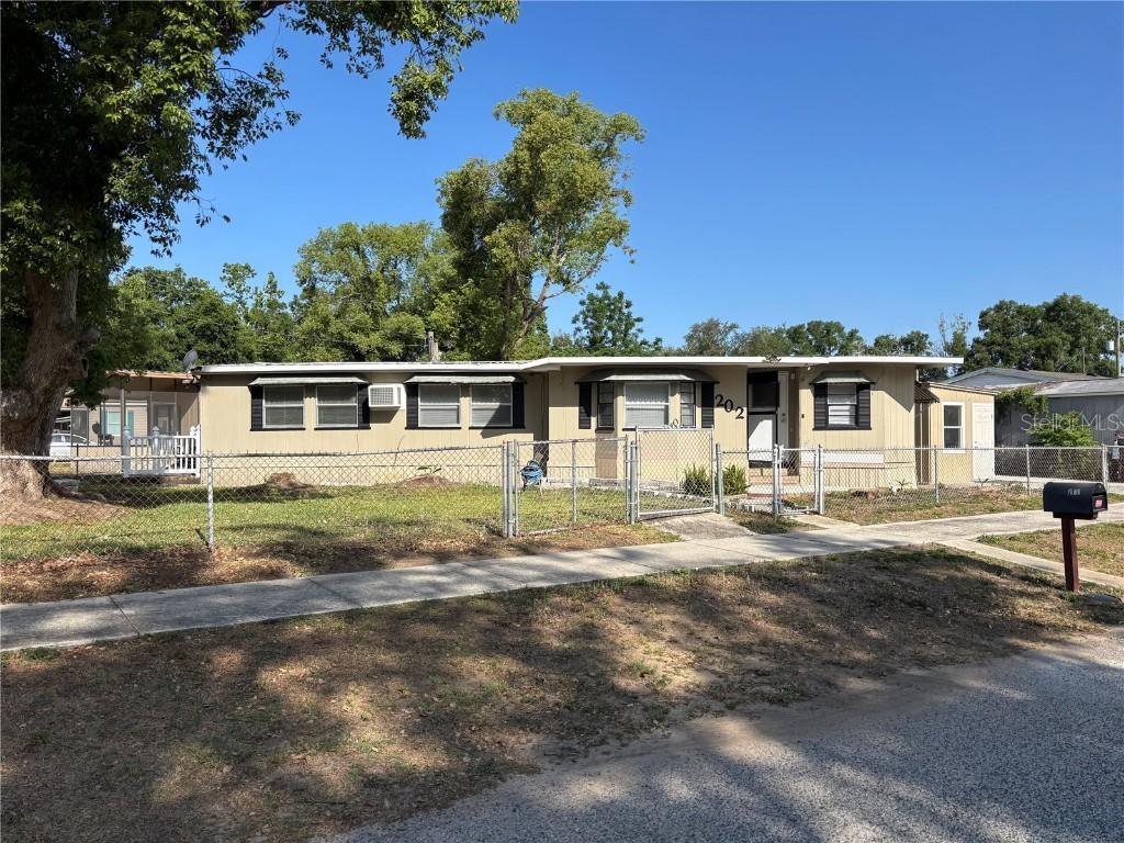 202 Mobile Pl., Brandon, FL 33510