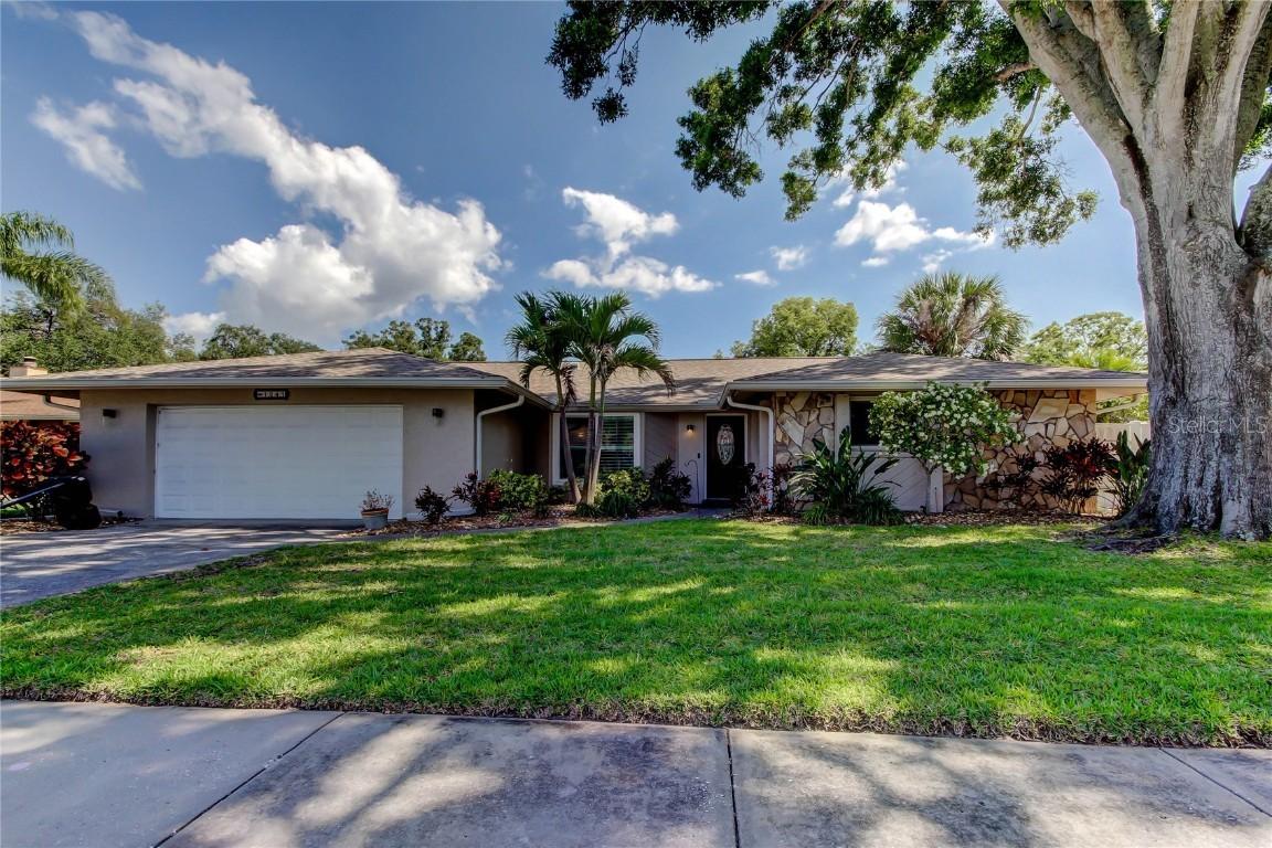 1041 Persimmon Dr., Palm Harbor, FL 34683