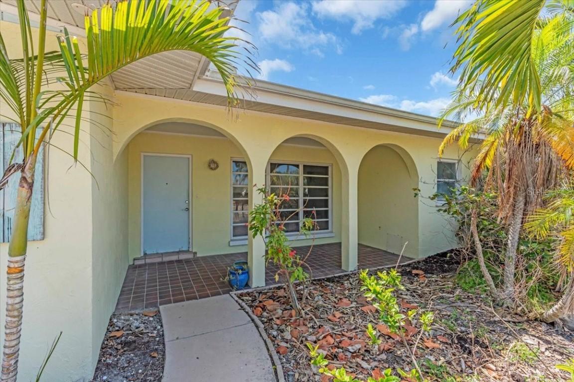 396 Avenida Madera, Sarasota, FL 34242