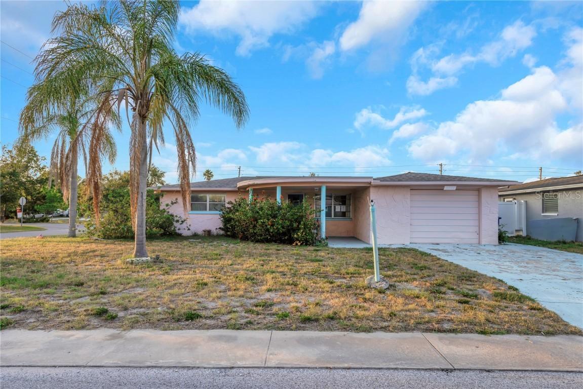 3243 Eisenhower Dr., Holiday, FL 34691