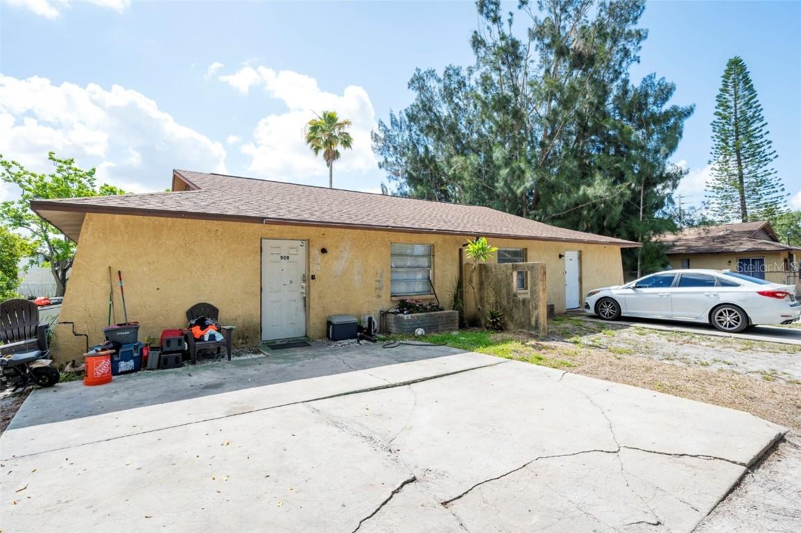 907 63rd Ave. #907 & 909, Bradenton, FL 34207