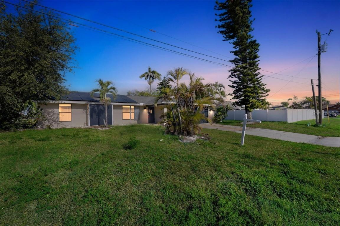 910 SE 23rd Pl., Cape Coral, FL 33990