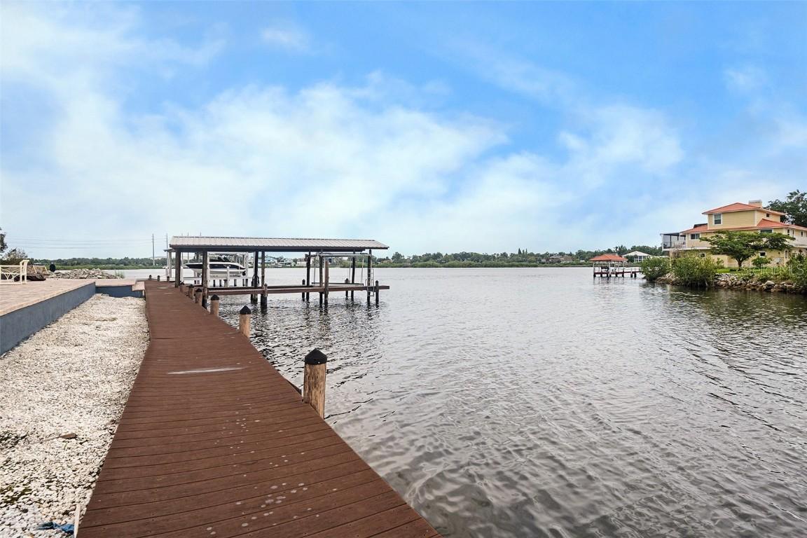 9910 Alavista Dr., Gibsonton, FL 33534