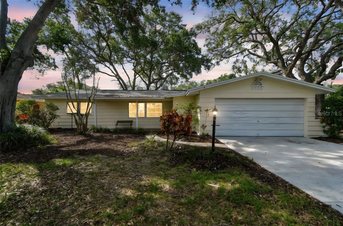 5825 Oakhurst Dr., Seminole, FL 33772