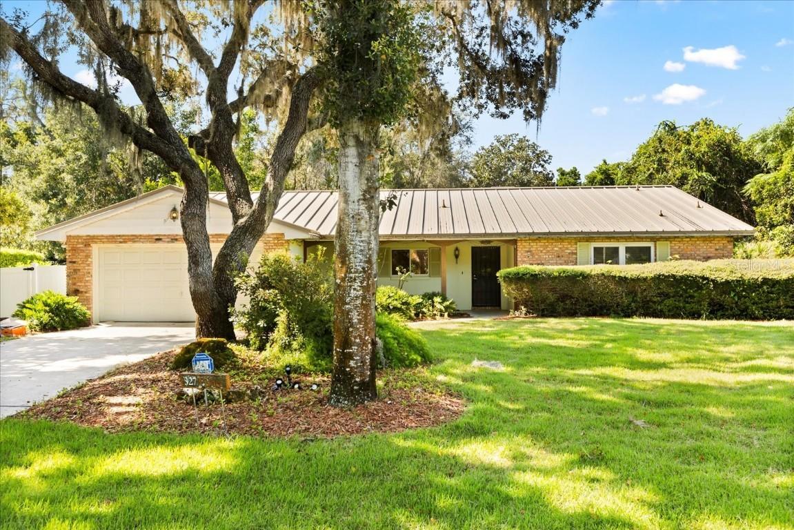 327 Laura Ln., Mount Dora, FL 32757