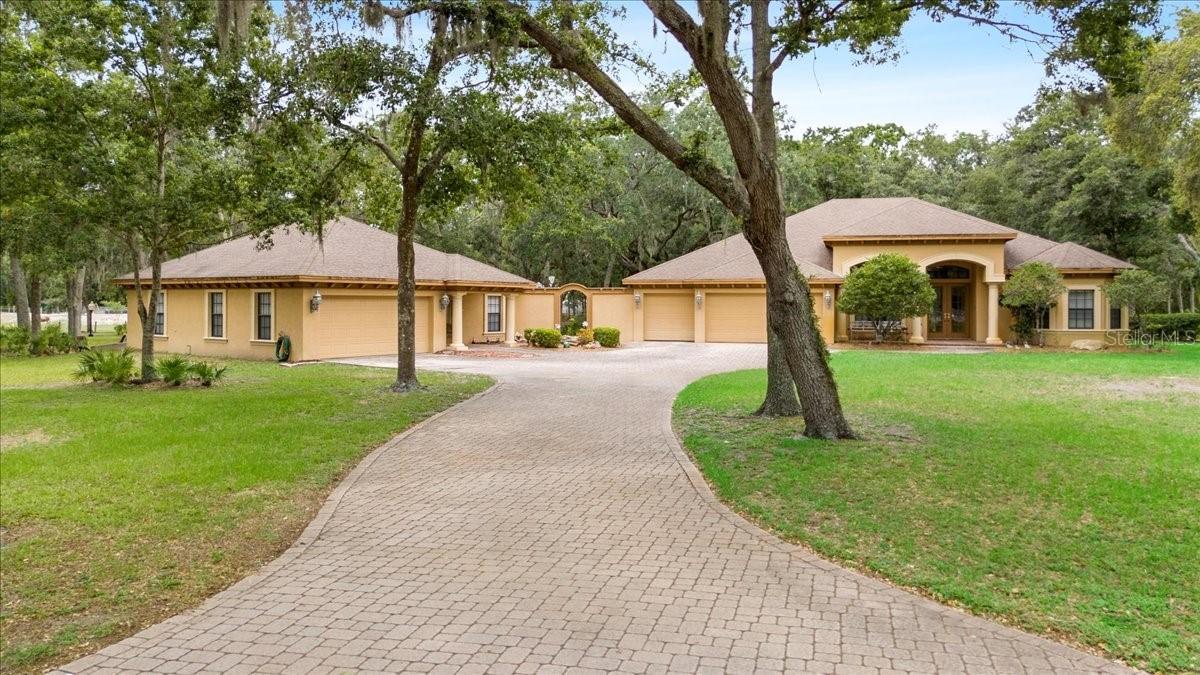 16608 Livingston Ave., Lutz, FL 33559