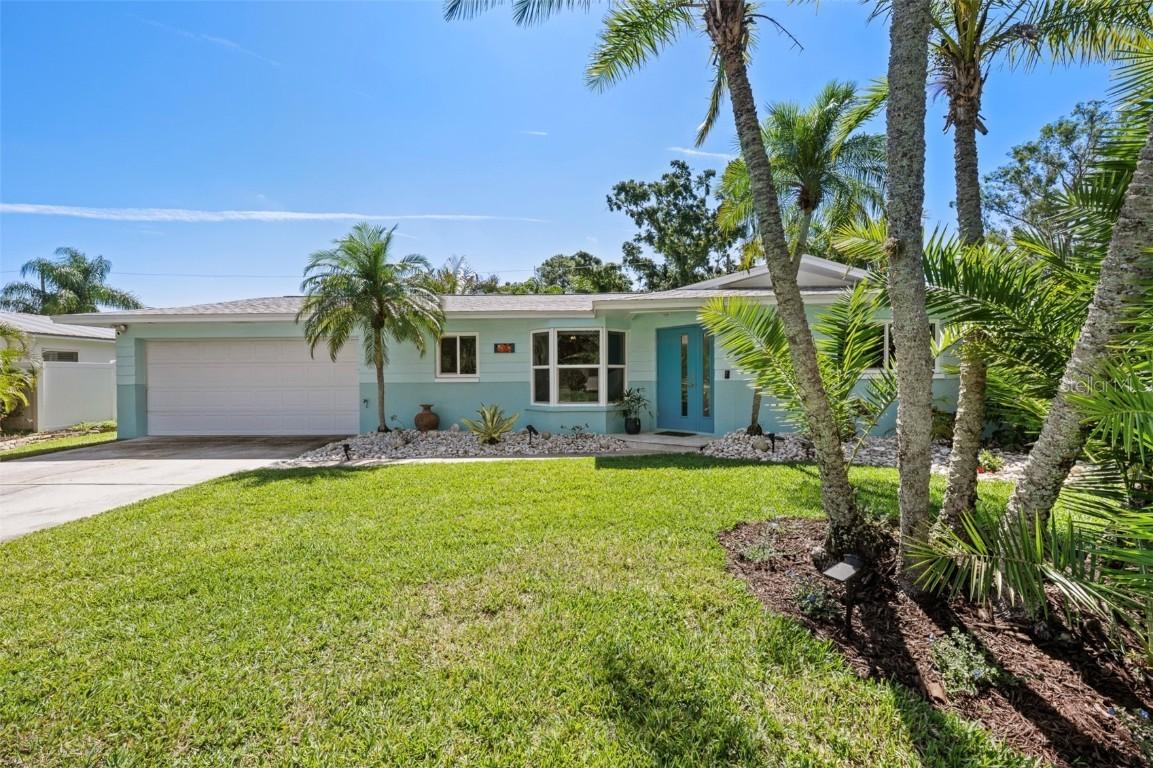 709 Pinewood Dr., Dunedin, FL 34698