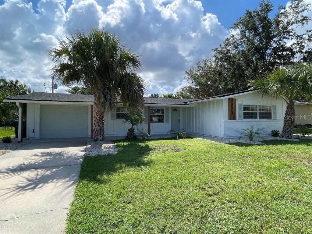 2837 Woodcrest Dr., Sarasota, FL 34239