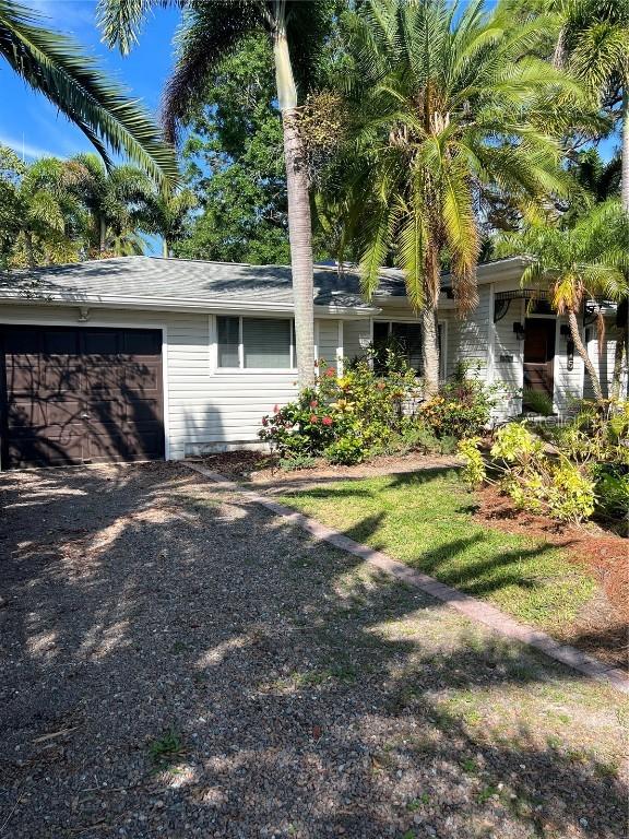 715 Riverside Dr., Tarpon Springs, FL 34689