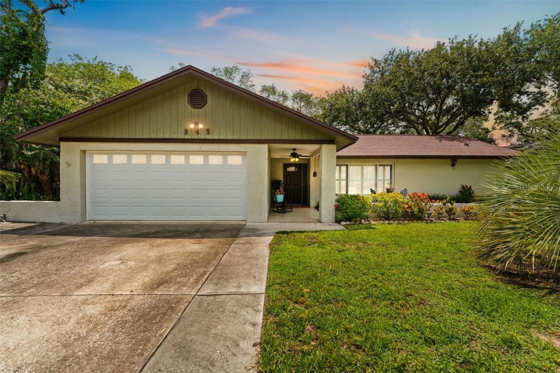 945 Winding Oaks Dr., Palm Harbor, FL 34683