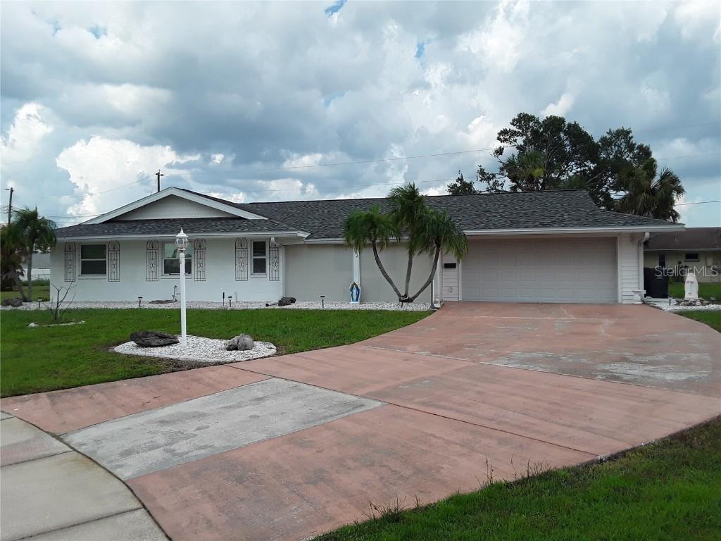 702 Cypress Pl., Sun City Center, FL 33573