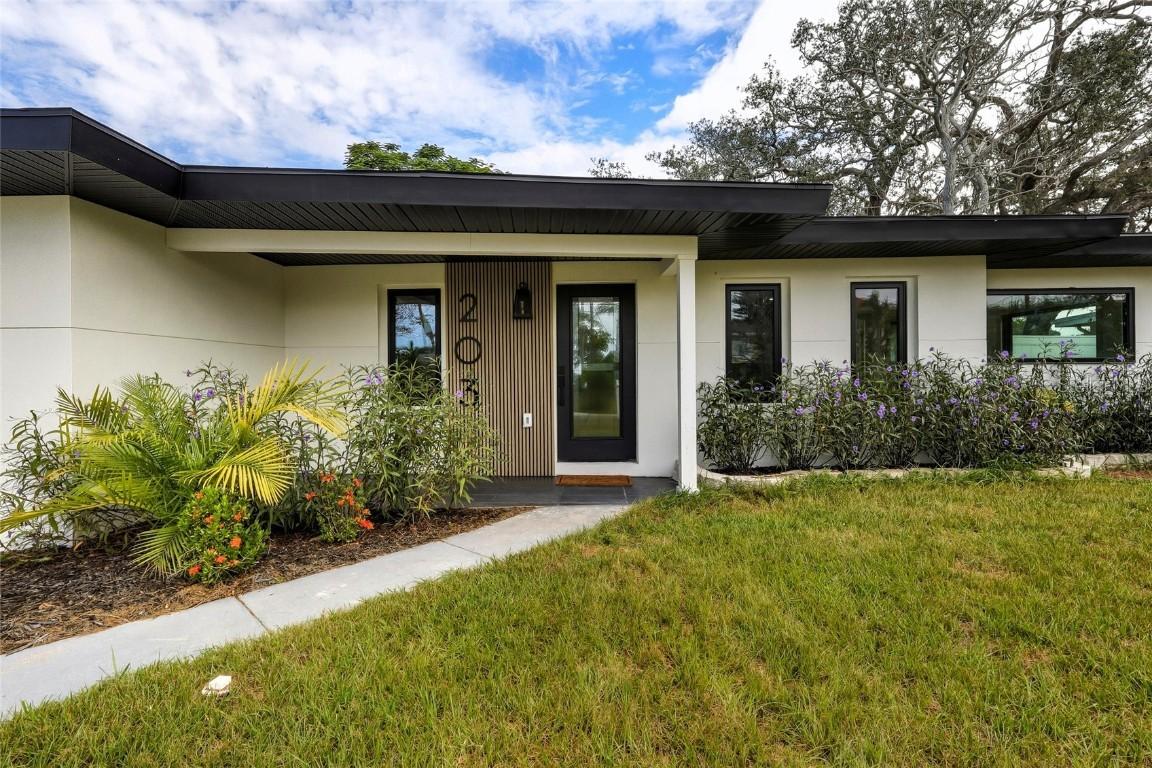 203 Driftwood Dr., Palm Harbor, FL 34683