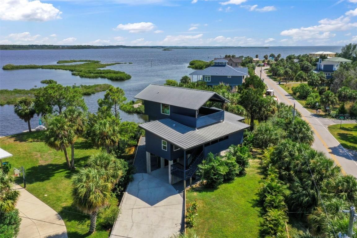 10701 Pine Island Dr., Weeki Wachee, FL 34607