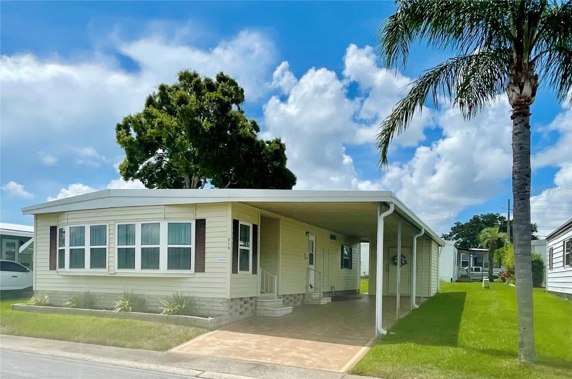 215 Red Maple Dr., Palm Harbor, FL 34684