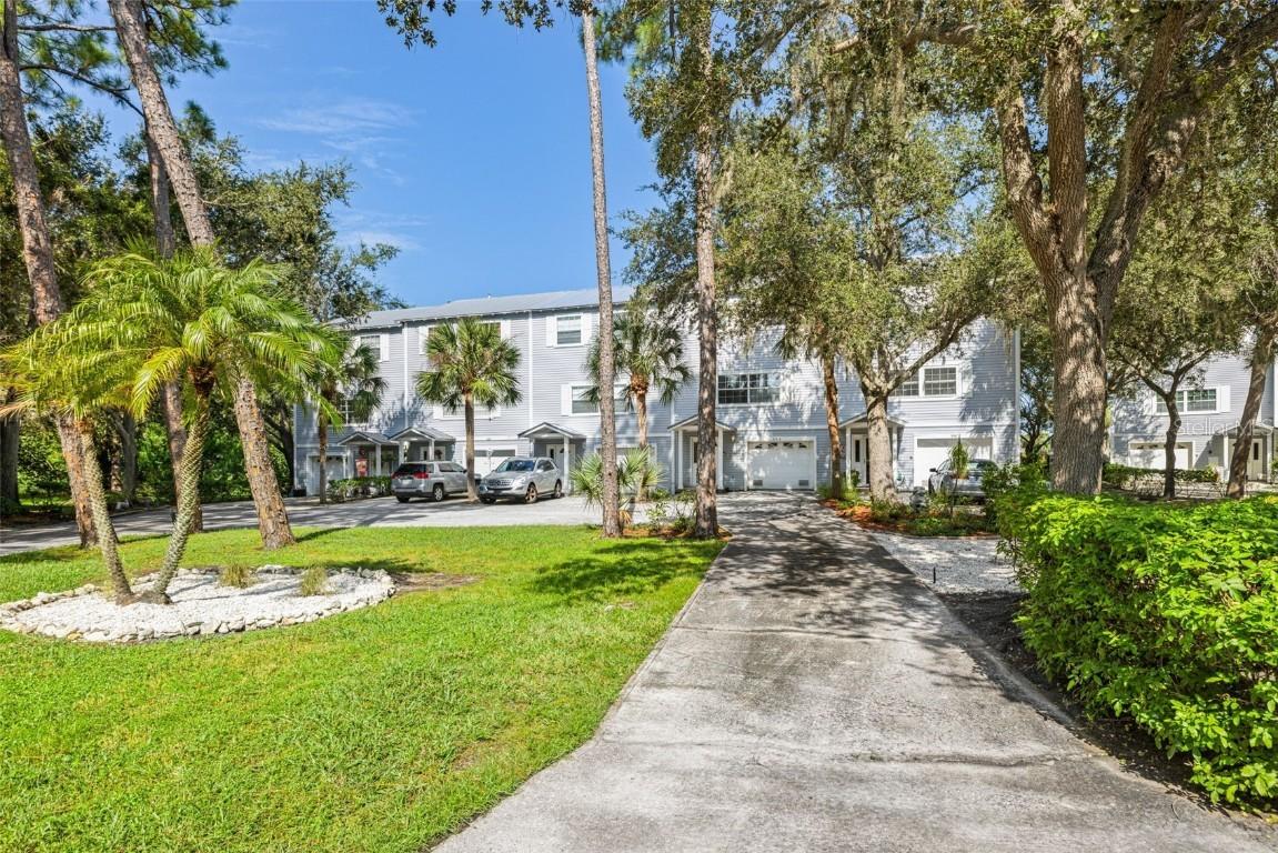 556 Ryans Woods Ln., Palm Harbor, FL 34683