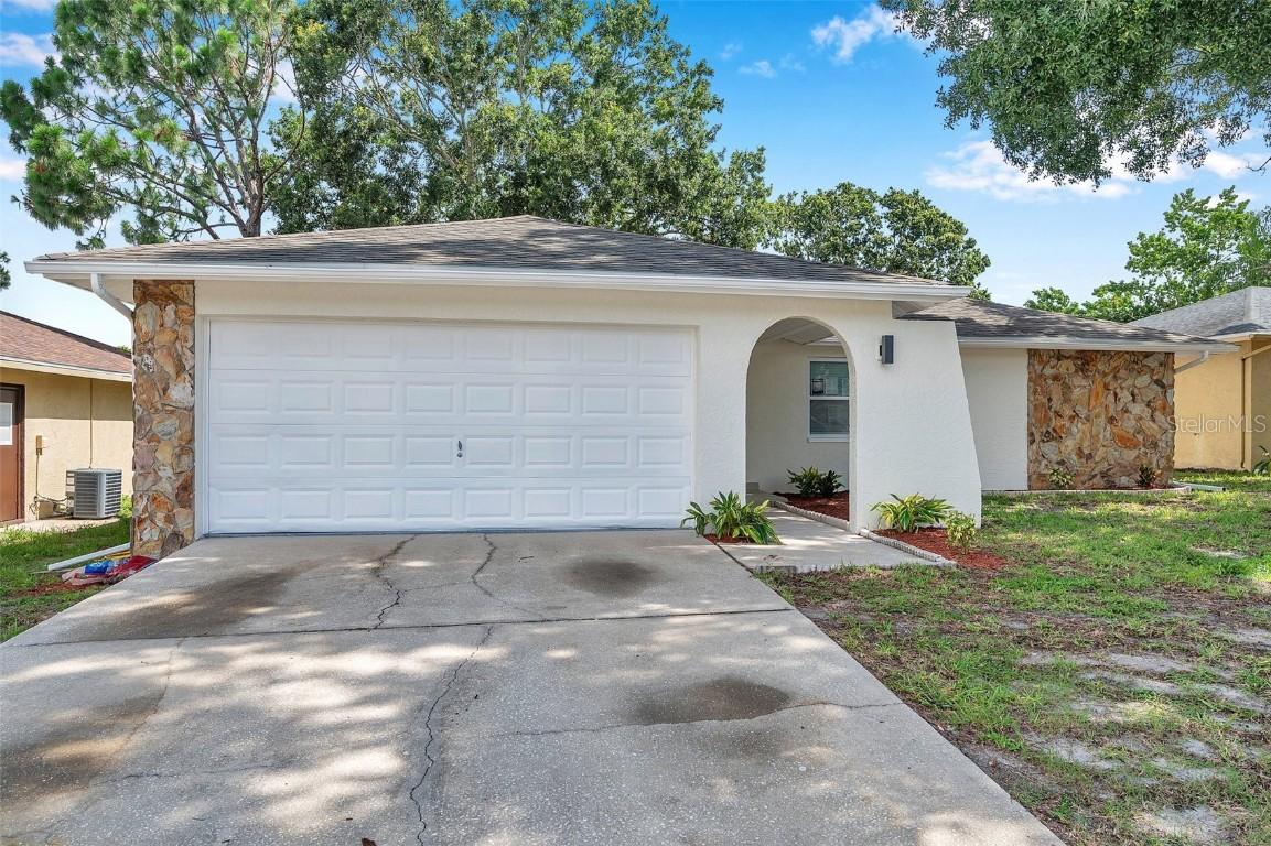 2585 Ridge Ln., Palm Harbor, FL 34684