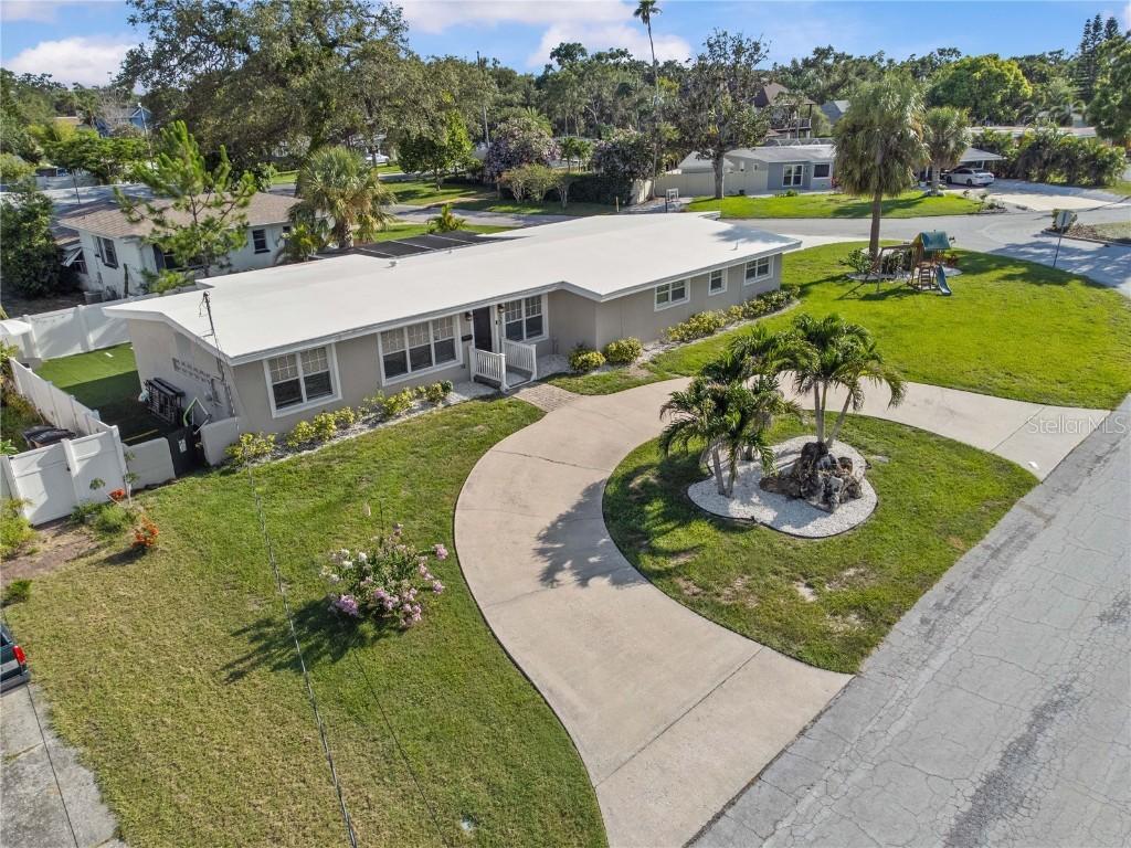 327 Sunny Ln., Belleair, FL 33756