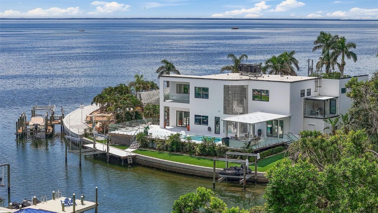 585 Dolphin Ave., St Petersburg, FL 33705