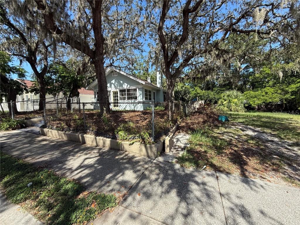 810 Virginia Ave., Tarpon Springs, FL 34689