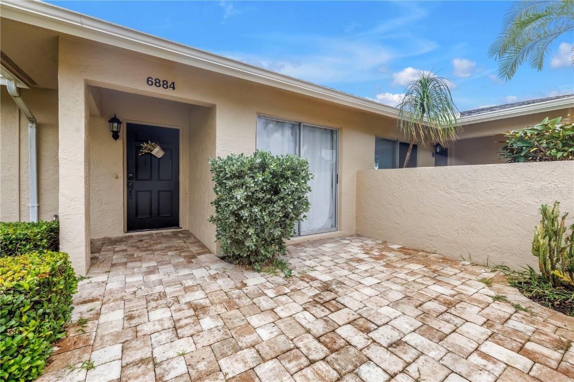 6884 W Country Club Ln., Sarasota, FL 34243