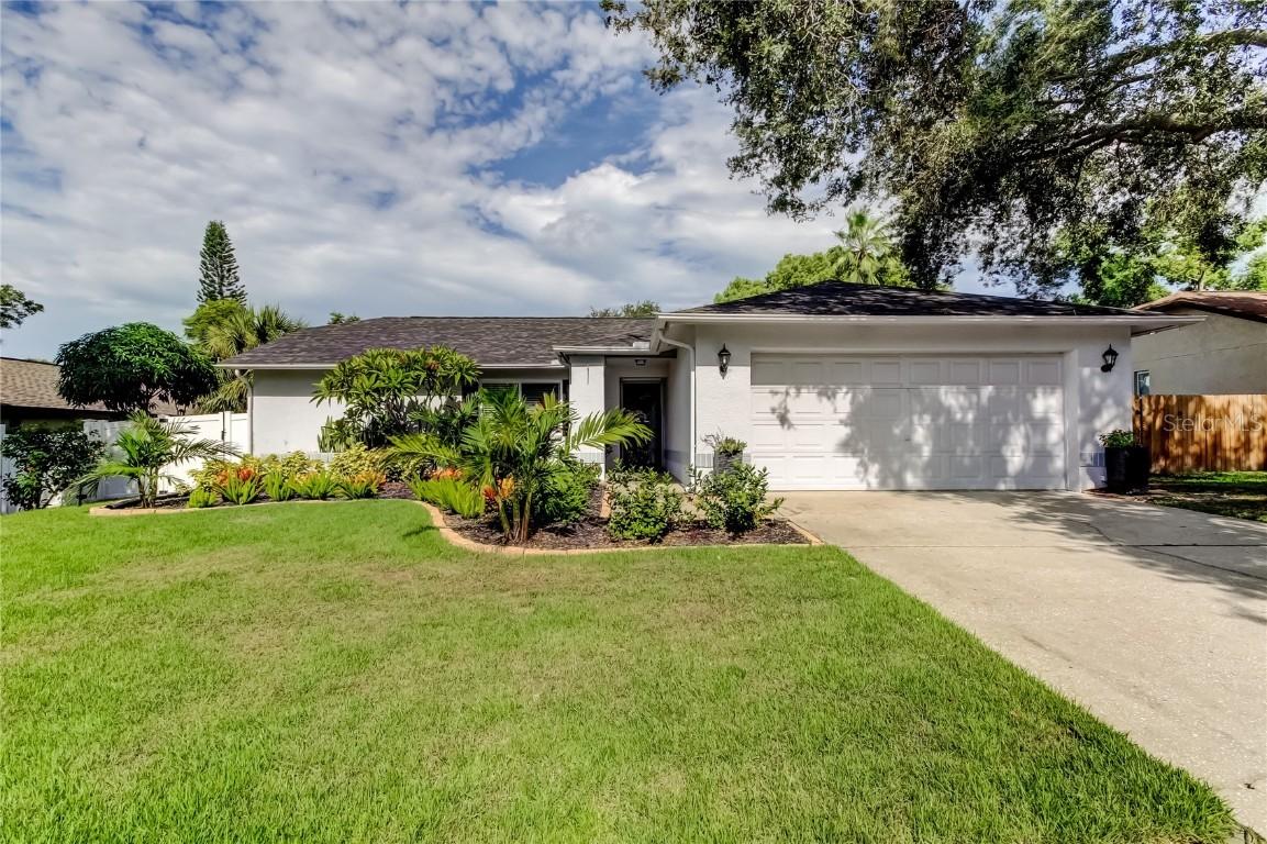 858 Harbor Cir., Palm Harbor, FL 34683