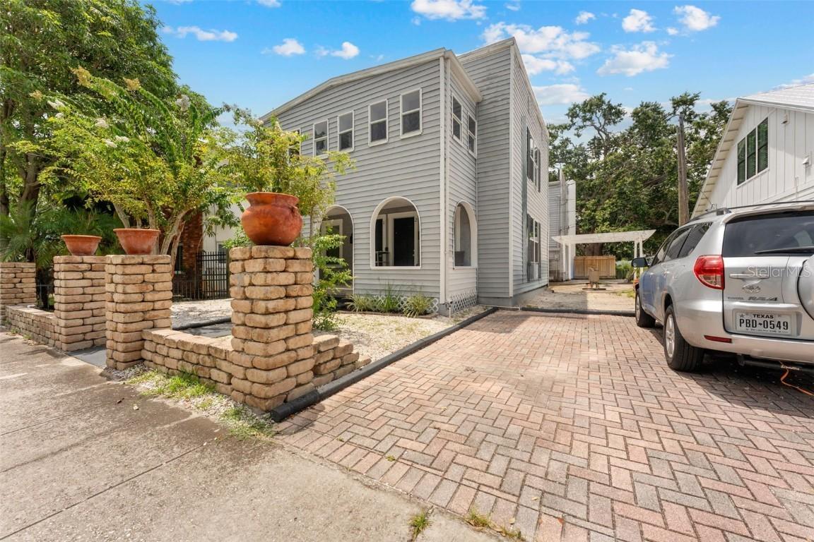 1326 17th Ter., St Petersburg, FL 33704