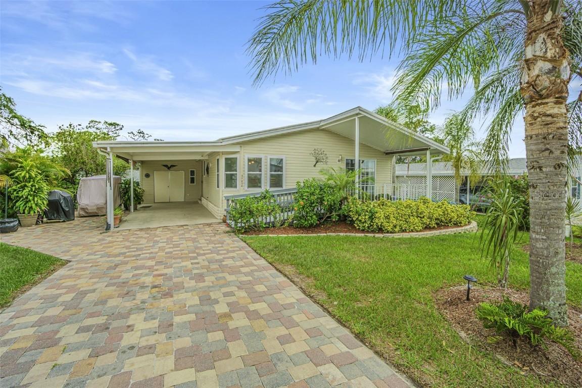 37654 Neukom Ave., Zephyrhills, FL 33541