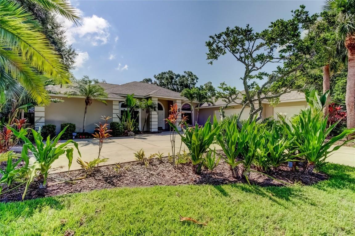 9935 Oaks Ln., Seminole, FL 33772