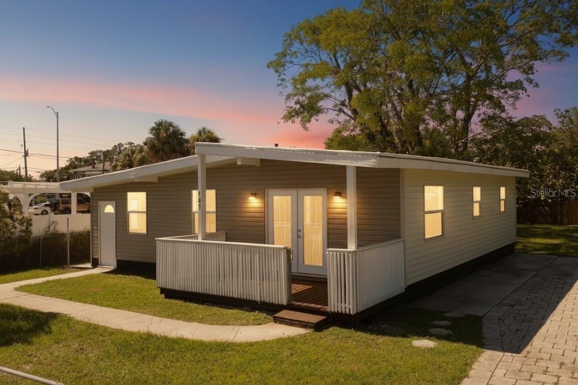 107 E Spruce St., Tarpon Springs, FL 34689