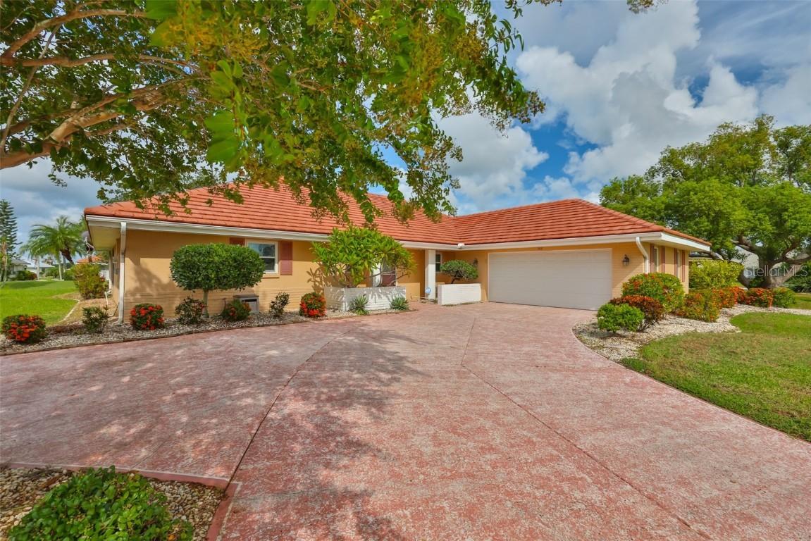 703 Plumbrook Rd., Sun City Center, FL 33573