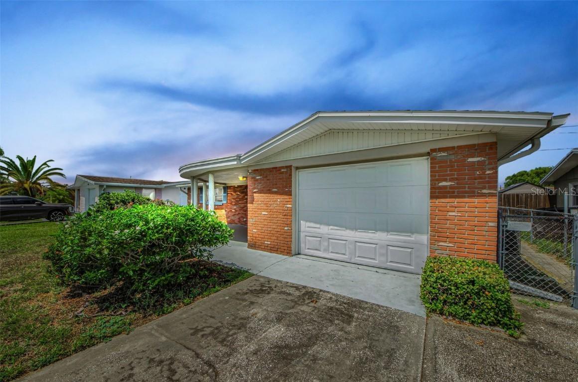 2135 Erin Dr., Holiday, FL 34690