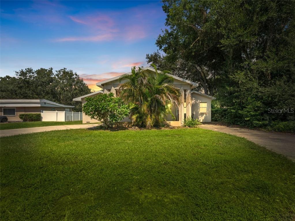 926 Hollingsworth Rd., Lakeland, FL 33801